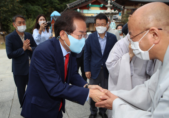 팔공산 동화사 찾은 홍준표      (대구=연합뉴스) 김현태 기자 = 국민의힘 대권주자인 홍준표 의원이 9일 대구 팔공산 동화사를 찾아 관계자들과 인사하고 있다. 2021.10.9      mtkht@yna.co.kr  (끝)